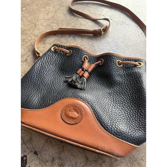 Vintage Dooney & Bourke Hobo Bucket Navy Blue Tan Drawstring Shoulder Bag Pebble - Picture 3 of 7